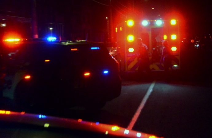 Altercation et arrestation : un homme gravement blessé après avoir été happé et demeuré coincé sous un véhicule