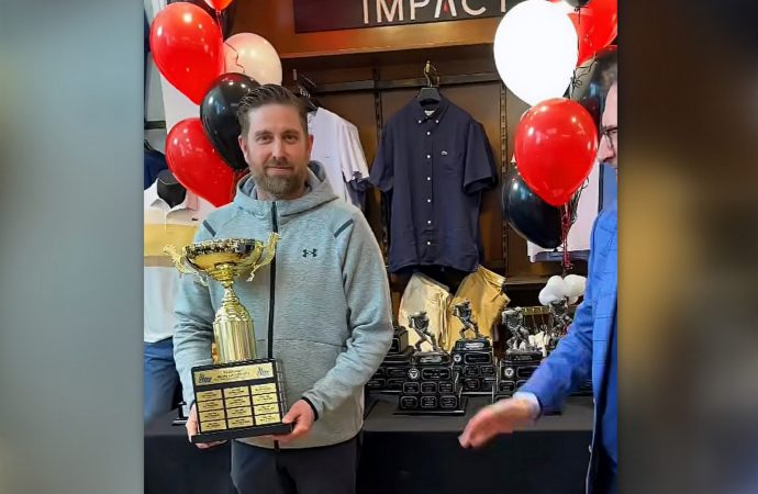 Favreau au sommet de la LHJMQ : les Voltigeurs entrent dans l’histoire Favreau sacré entraîneur de l’année de la L’HJMQ
