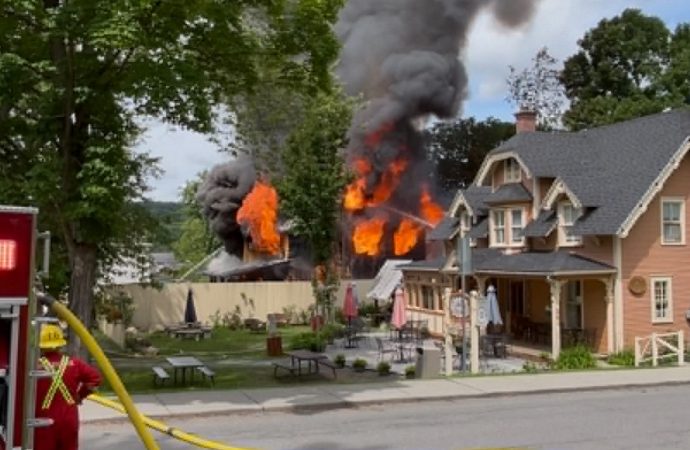 Incendie majeur  : un incendie suspect force une importante intervention des pompiers à Richmond