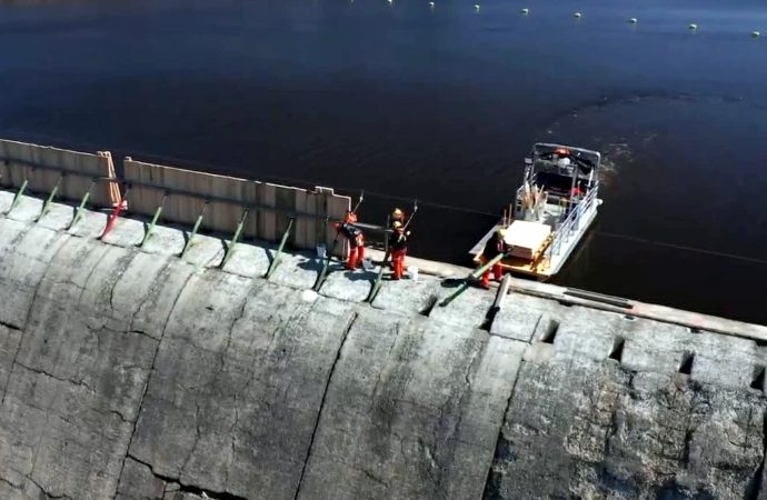 Les travaux reprennent au barrage Hemmings : les employés d’Hydro-Québec procèdent à l’installation des haussoirs