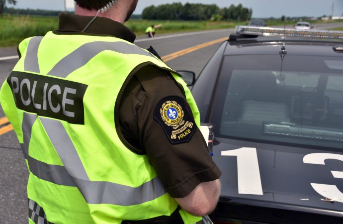 Accident mortel sur la route 122 : un véhicule prend feu après une sortie de route, la SQ enquête sur les circonstances de l’accident