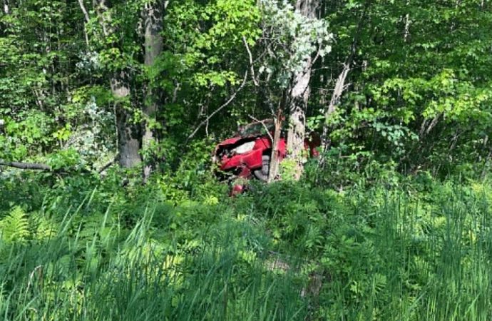 Une violente sortie de route après une embardée sur la route 155 fait deux blessés