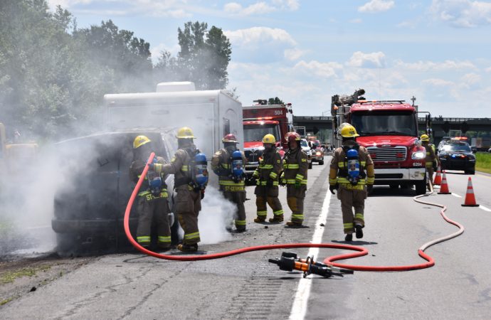 Feu de véhicule : un projet de vacances s’enflamme sur l’autoroute 20