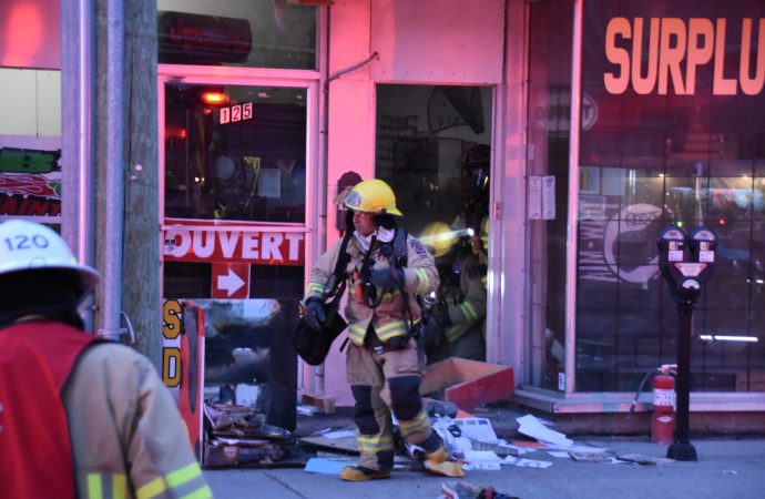 Incendie dans un immeuble locatif et commercial du centre-ville : un employé incommodé par la fumée transporté à l’hôpital