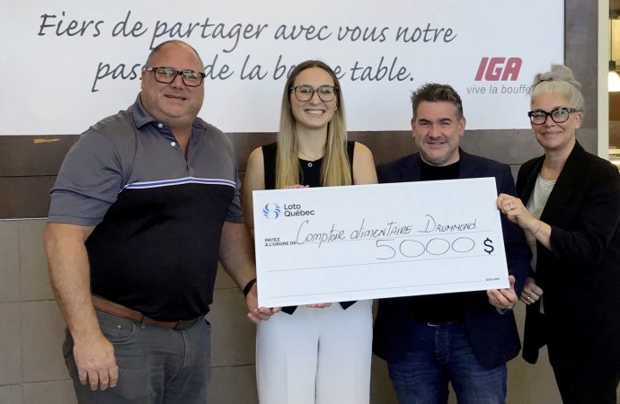 Le IGA extra remet 5 000 $ au Comptoir alimentaire Drummond grâce à l’initiative Détaillants de cœur de Loto-Québec