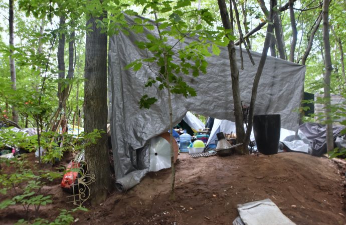 Un « logement à ciel ouvert » : un couple s’installe dans un boisé  faute de logement abordable à Drummondville