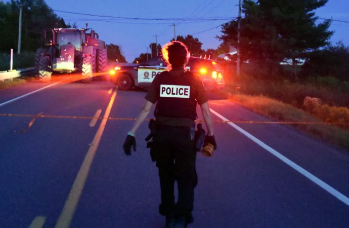 Collision avec un tracteur à Saint-Félix-de-Kingsey : un conducteur de 19 ans qui tentait de fuir les policiers effectue une embardée