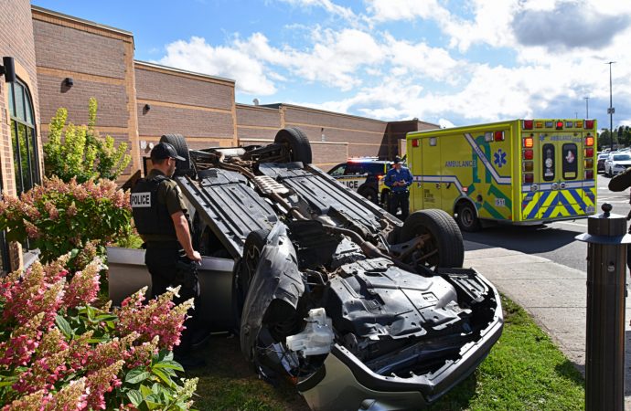 Embardée aux Promenades Drummondville : une voiture termine sa course près de clients attablés