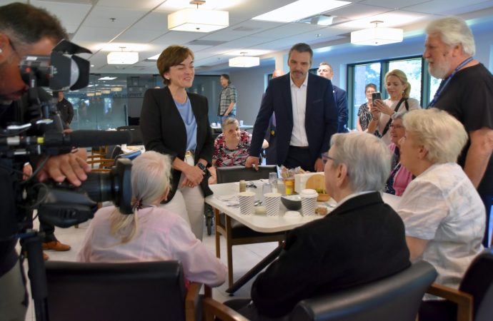 Logement abordable, santé et aînés : de passage à Drummondville, Christine Fréchette promet un milliard de dollars de plus et répond aux enjeux locaux