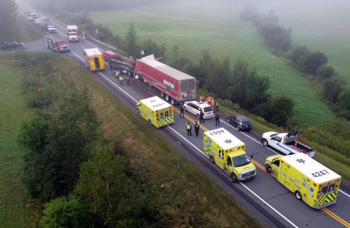 Une violente collision entre deux poids lourds fait quatre blessés