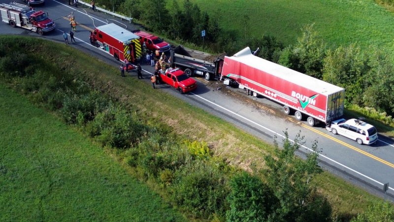Un mort et trois blessés dans une collision impliquant deux poids lourds