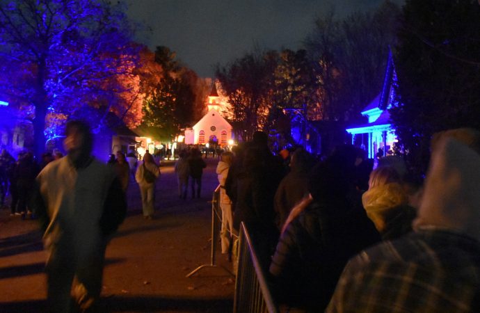 Village hanté : des gestes violents et inappropriés envers des comédiens du VQA entraînent une arrestation et enquête à Drummondville
