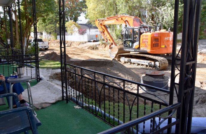 Travaux municipaux rue Poirier : des aînés se disent « pris en otage » par un chantier qu’ils jugent dangereux et mal planifié