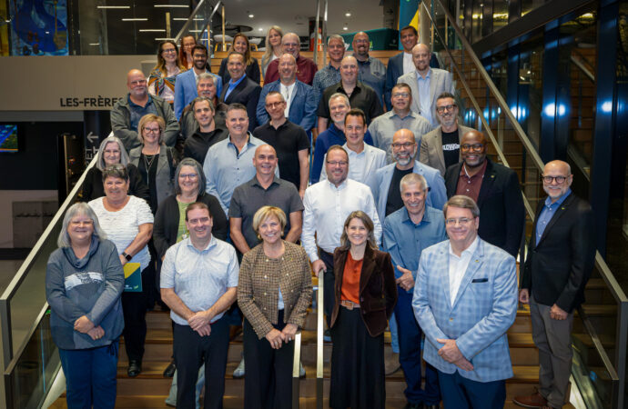 # Victoriaville rend hommage à près de 30 employés municipaux pour leurs années de service et leur départ à la retraite  **VICTORIAVILLE — Près d’une trentaine d’employés municipaux ont été honorés, jeudi soir, à l’occasion d’une cérémonie de reconnaissan